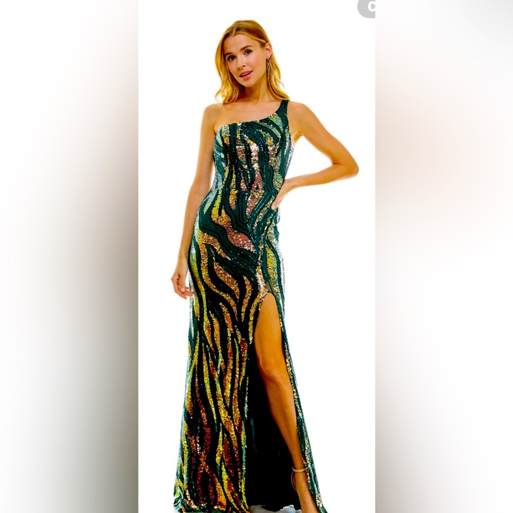 Gorgeous one shoulder gown!